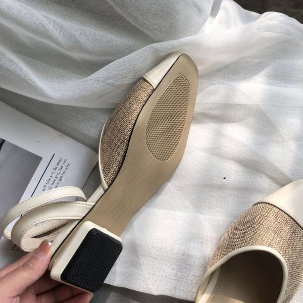 Öko-nahast ja tekstiilist valmistatud naiste sandaalid