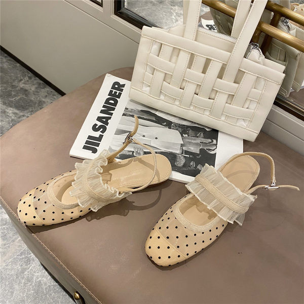 Naiste lokkidega tekstiilist sandaalid