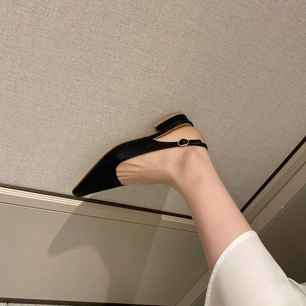 Naiste sandaalide teritatud mudel - valmistatud ökonahast