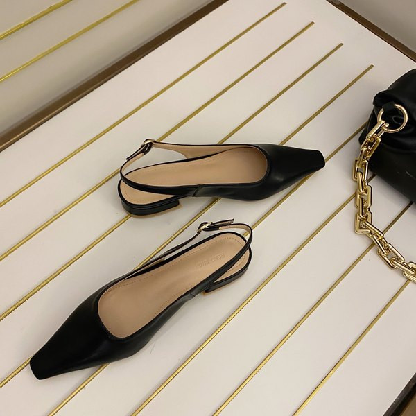 Naiste sandaalide teritatud mudel - valmistatud ökonahast