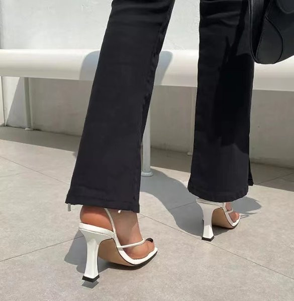 Naiste kõrge kontsaga sandaalid ja õhukesed rihmad