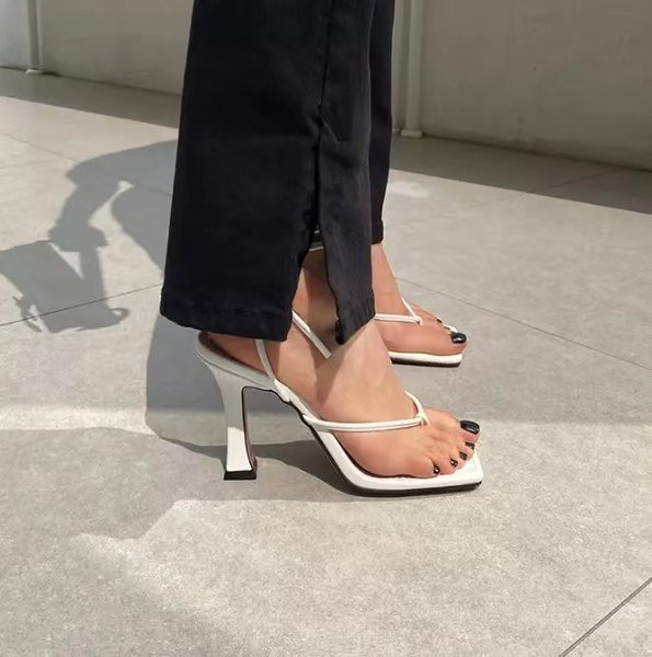 Naiste kõrge kontsaga sandaalid ja õhukesed rihmad