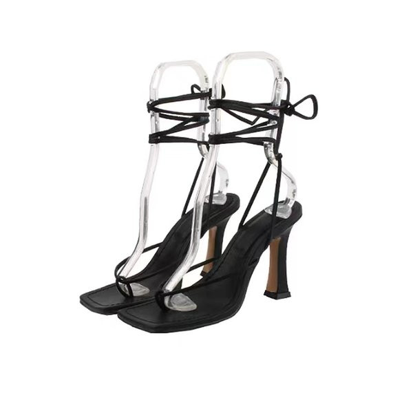 Naiste kõrge kontsaga sandaalid ja õhukesed rihmad