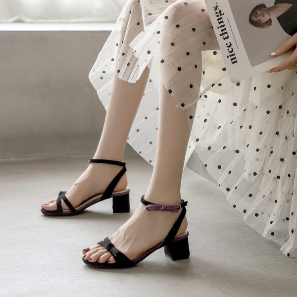 Kaasaegsed rihmadega naiste sandaalid - kaks värvi