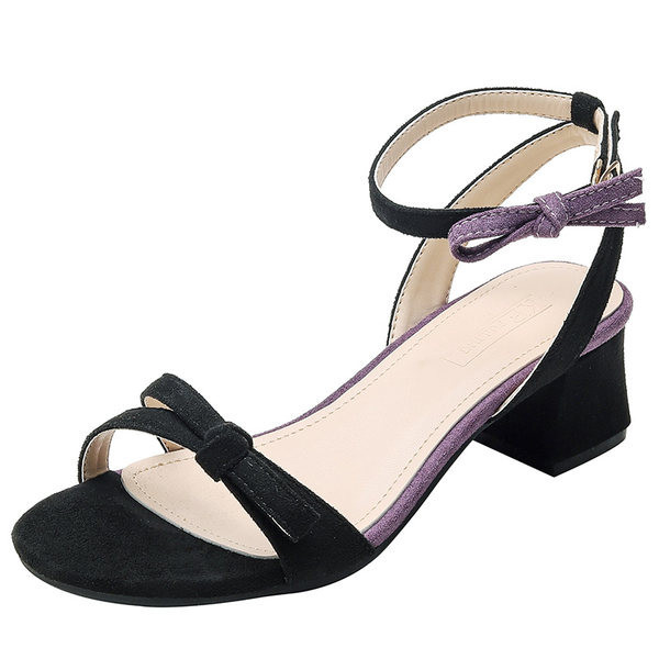 Kaasaegsed rihmadega naiste sandaalid - kaks värvi