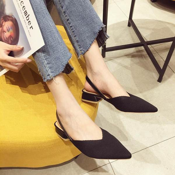 Lihtne terava mustriga sandaalid