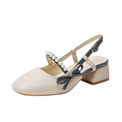 Alkalmi női szandál gyöngyökkel és alacsony, négyzet alakú sarokkal