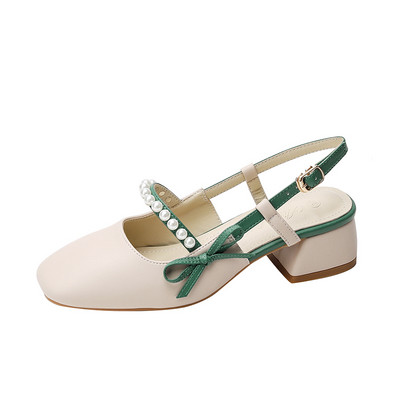 Alkalmi női szandál gyöngyökkel és alacsony, négyzet alakú sarokkal