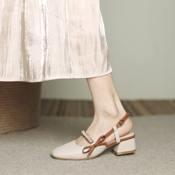 Alkalmi női szandál gyöngyökkel és alacsony, négyzet alakú sarokkal