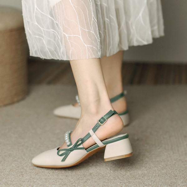 Alkalmi női szandál gyöngyökkel és alacsony, négyzet alakú sarokkal