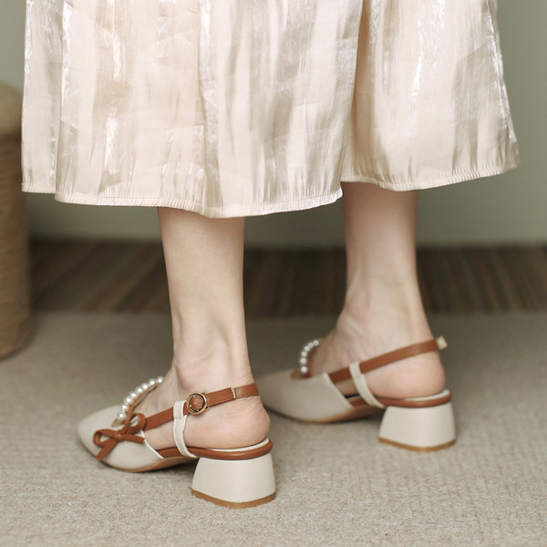 Alkalmi női szandál gyöngyökkel és alacsony, négyzet alakú sarokkal