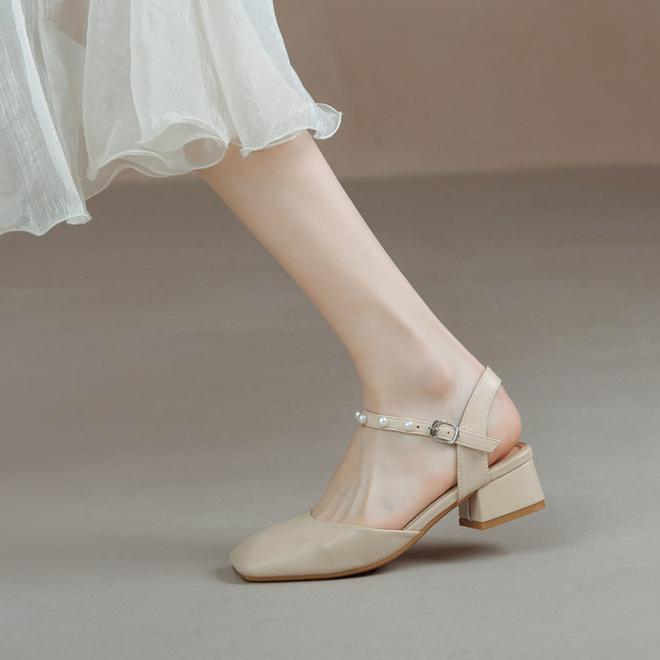 Eko-nahast naiste sandaalid, mille rihmal on pärlid