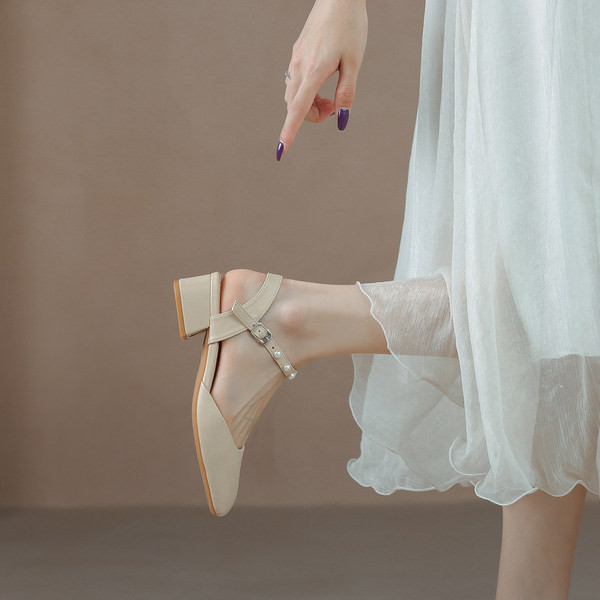 Eko-nahast naiste sandaalid, mille rihmal on pärlid