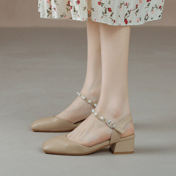 Eko-nahast naiste sandaalid, mille rihmal on pärlid