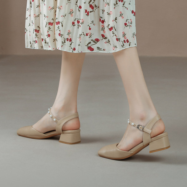 Eko-nahast naiste sandaalid, mille rihmal on pärlid