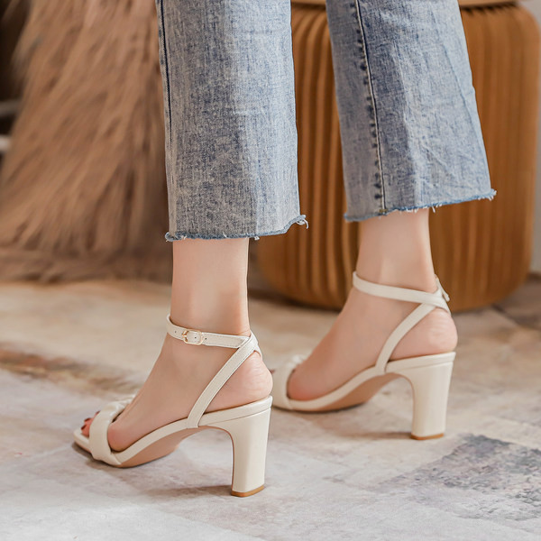 Moodsad pandlaga naiste kunstnahast sandaalid