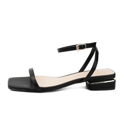 Peenikeste rihmade ja pandlaga naiste sandaalid