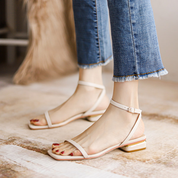 Peenikeste rihmade ja pandlaga naiste sandaalid