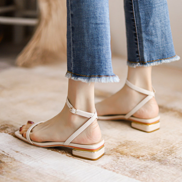 Peenikeste rihmade ja pandlaga naiste sandaalid