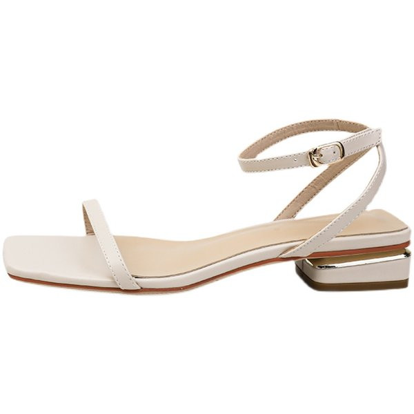 Peenikeste rihmade ja pandlaga naiste sandaalid