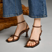 Naiste sandaalid kontsa ja rihmadega