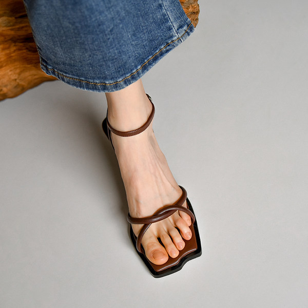 Naiste sandaalid kontsa ja rihmadega