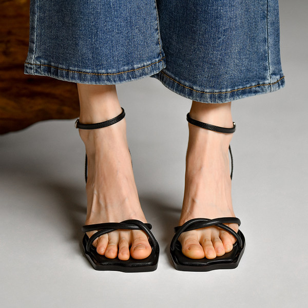 Naiste sandaalid kontsa ja rihmadega