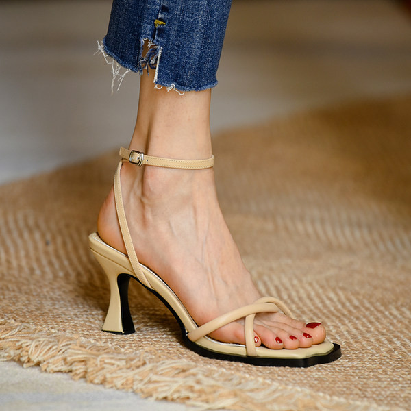 Naiste sandaalid kontsa ja rihmadega