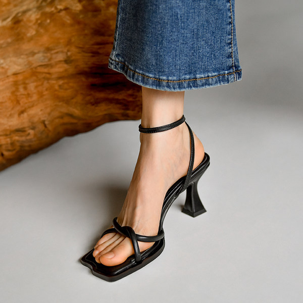 Naiste sandaalid kontsa ja rihmadega