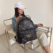 Pruuni ja musta värvi neetidega naiste seljakott