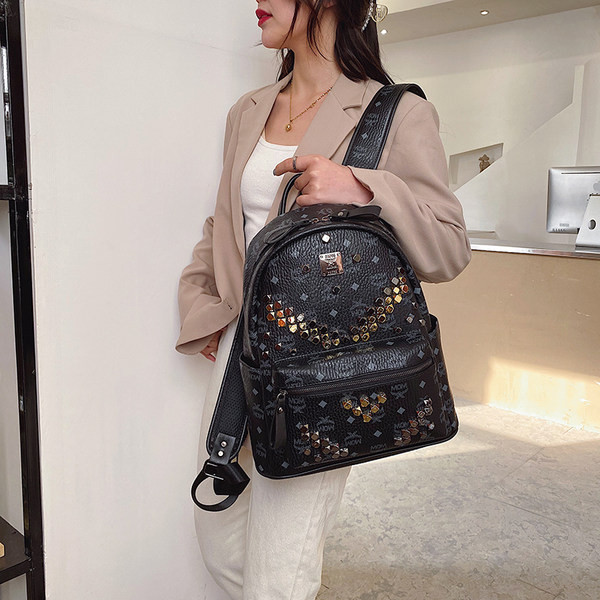 Pruuni ja musta värvi neetidega naiste seljakott