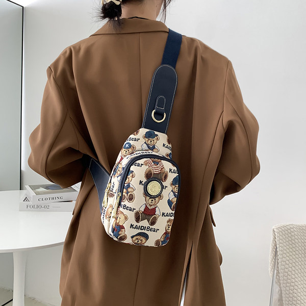 Naiste ökonahast ja tekstiilist värvitrükiga väike seljakott