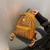 Mindennapi női hátizsák fém kockákkal