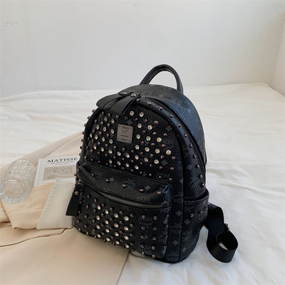 Mindennapi női hátizsák fém kockákkal