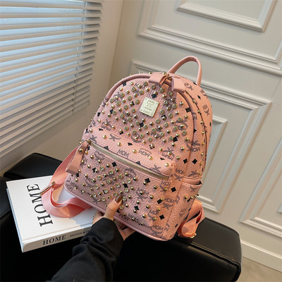 Mindennapi női hátizsák fém kockákkal