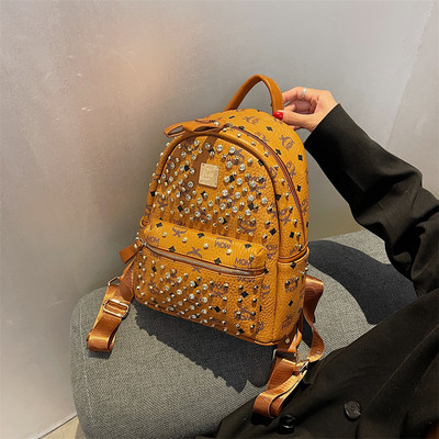 Mindennapi női hátizsák fém kockákkal