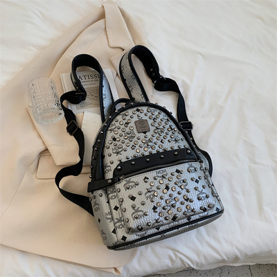 Mindennapi női hátizsák fém kockákkal