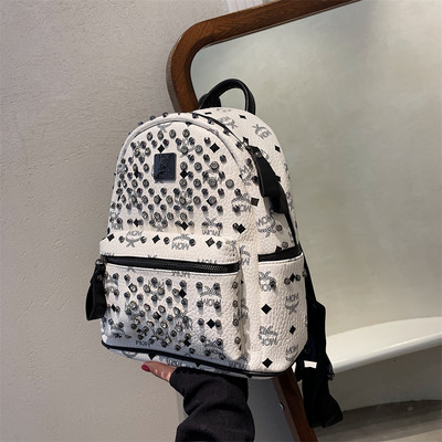 Mindennapi női hátizsák fém kockákkal