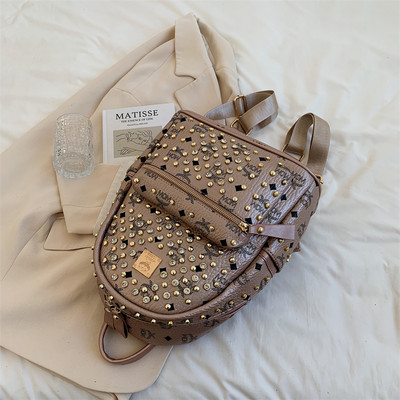 Mindennapi női hátizsák fém kockákkal