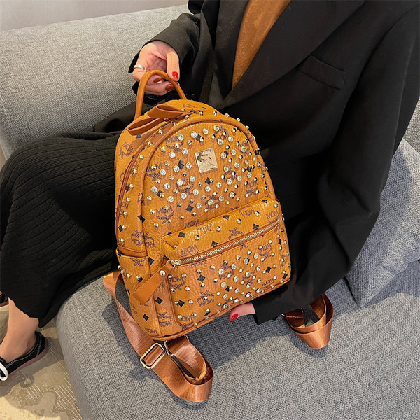 Mindennapi női hátizsák fém kockákkal