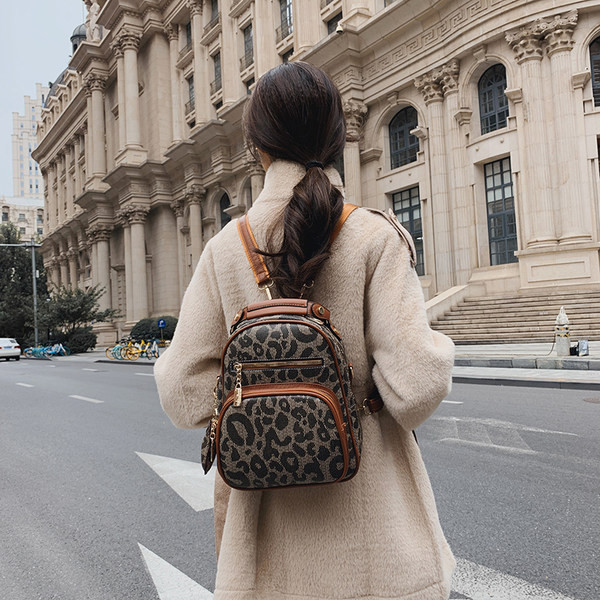 Moodne naiste seljakott kahes mudelis loomatrükiga