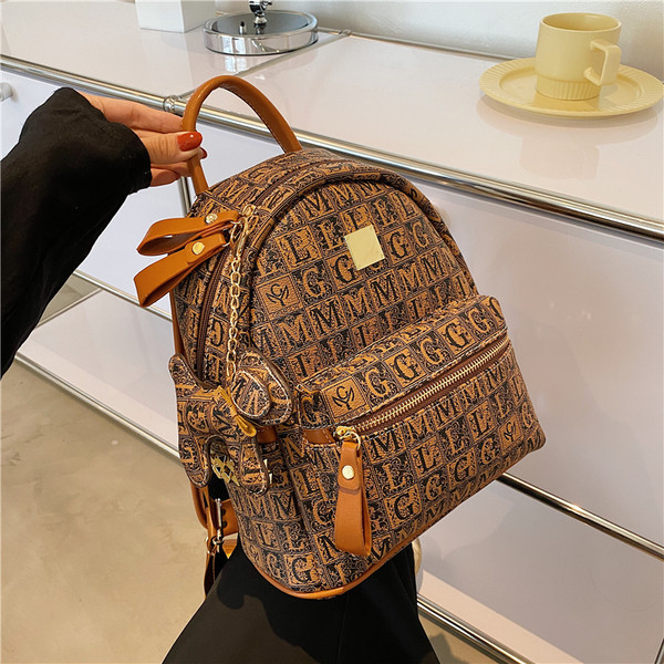 Női hátizsák elülső zsebbel - négy színben