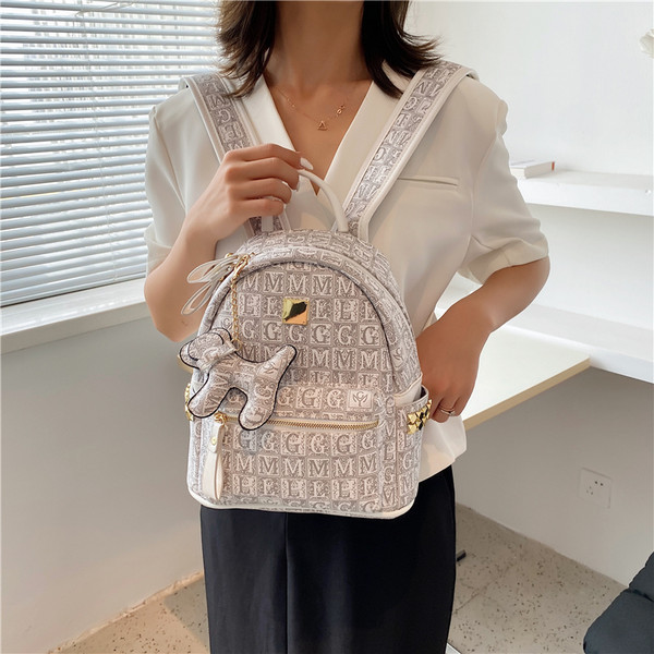 Női hátizsák elülső zsebbel - négy színben