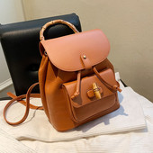 Naiste kaasaegne seljakott puidust käepideme ja lipsudega