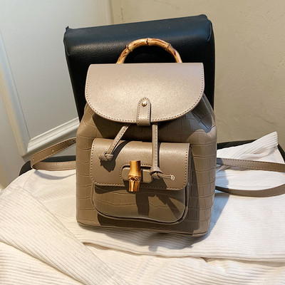 Naiste kaasaegne seljakott puidust käepideme ja lipsudega