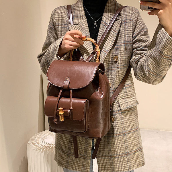 Naiste kaasaegne seljakott puidust käepideme ja lipsudega