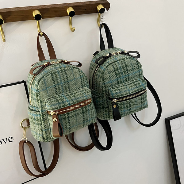 Női hátizsák zöld elülső zsebbel