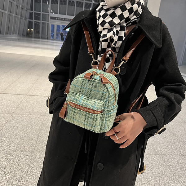 Női hátizsák zöld elülső zsebbel