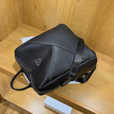 Naiste puhtast nahast metallelemendiga seljakoti mudel