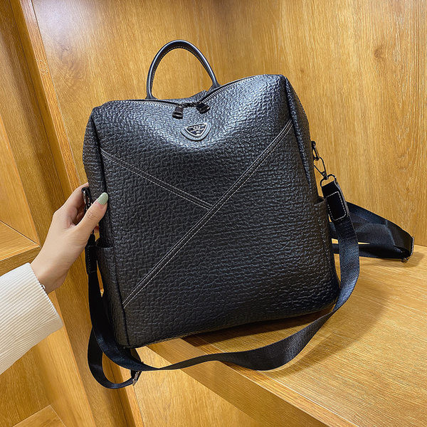 Naiste puhtast nahast metallelemendiga seljakoti mudel